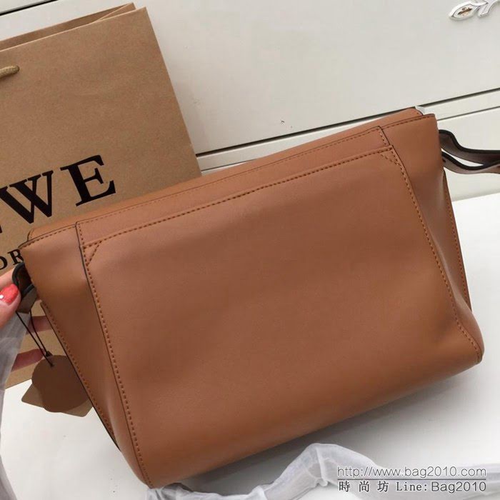 LOEWE羅意威 專櫃同步 經典百搭 明星同款 Military Messenger 信使包 0169 男女同款  jdl1025